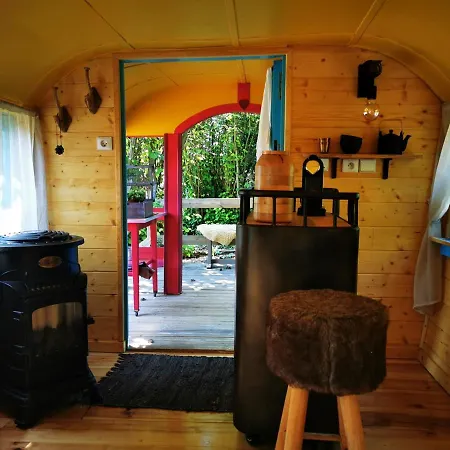 La Maison Des Oiseaux. Roulotte Bed & Breakfast