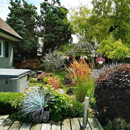 La Maison Des Oiseaux. Roulotte