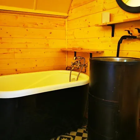Bed & Breakfast La Maison Des Oiseaux. Roulotte 3*