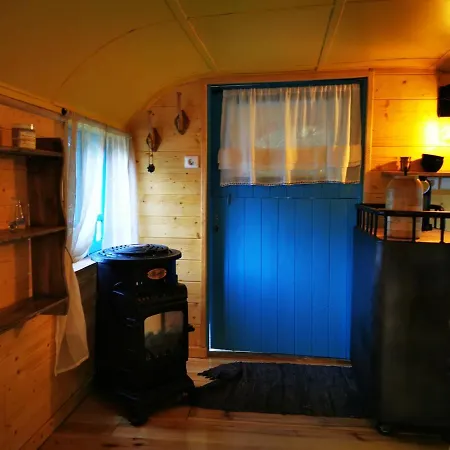 La Maison Des Oiseaux. Roulotte Bed & Breakfast Achicourt