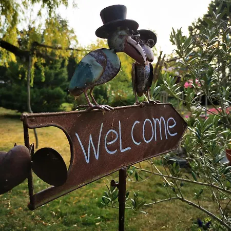 La Maison Des Oiseaux. Roulotte Bed & Breakfast