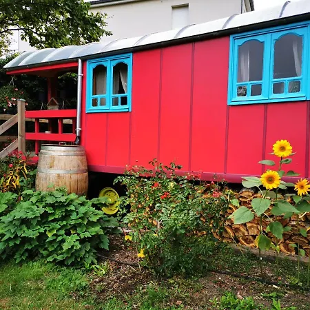 La Maison Des Oiseaux. Roulotte Bed & Breakfast