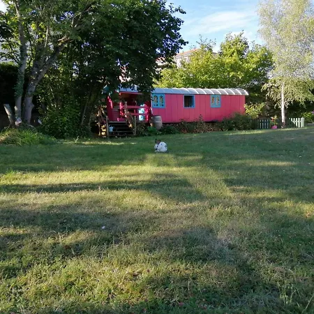 Bed & Breakfast La Maison Des Oiseaux. Roulotte 3*