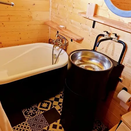 La Maison Des Oiseaux. Roulotte Achicourt